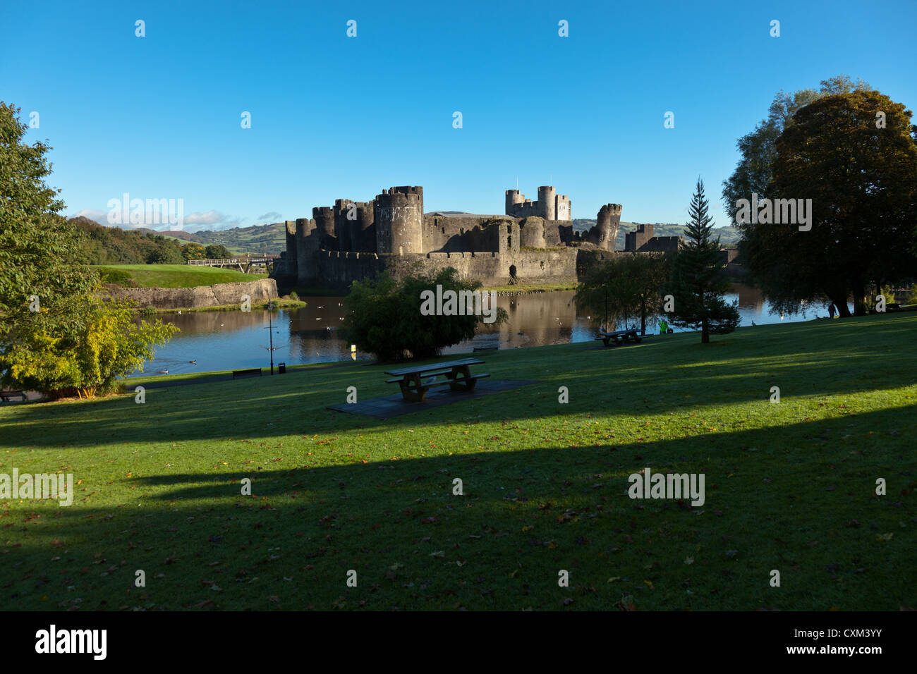 Caerphilly Castle Wales UK, größte Burg in Wales und einer der größten in Britain Polsterung über 30 Hektar im Jahre 1268 von Gil begann Stockfoto