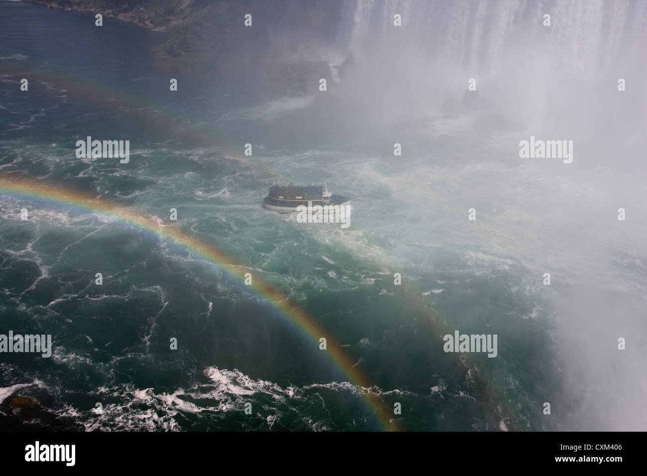 Doppelter Regenbogen über The Horseshoe Falls mit der Maid of Nebel Tourenboot unten, Niagara Falls, Kanada Stockfoto