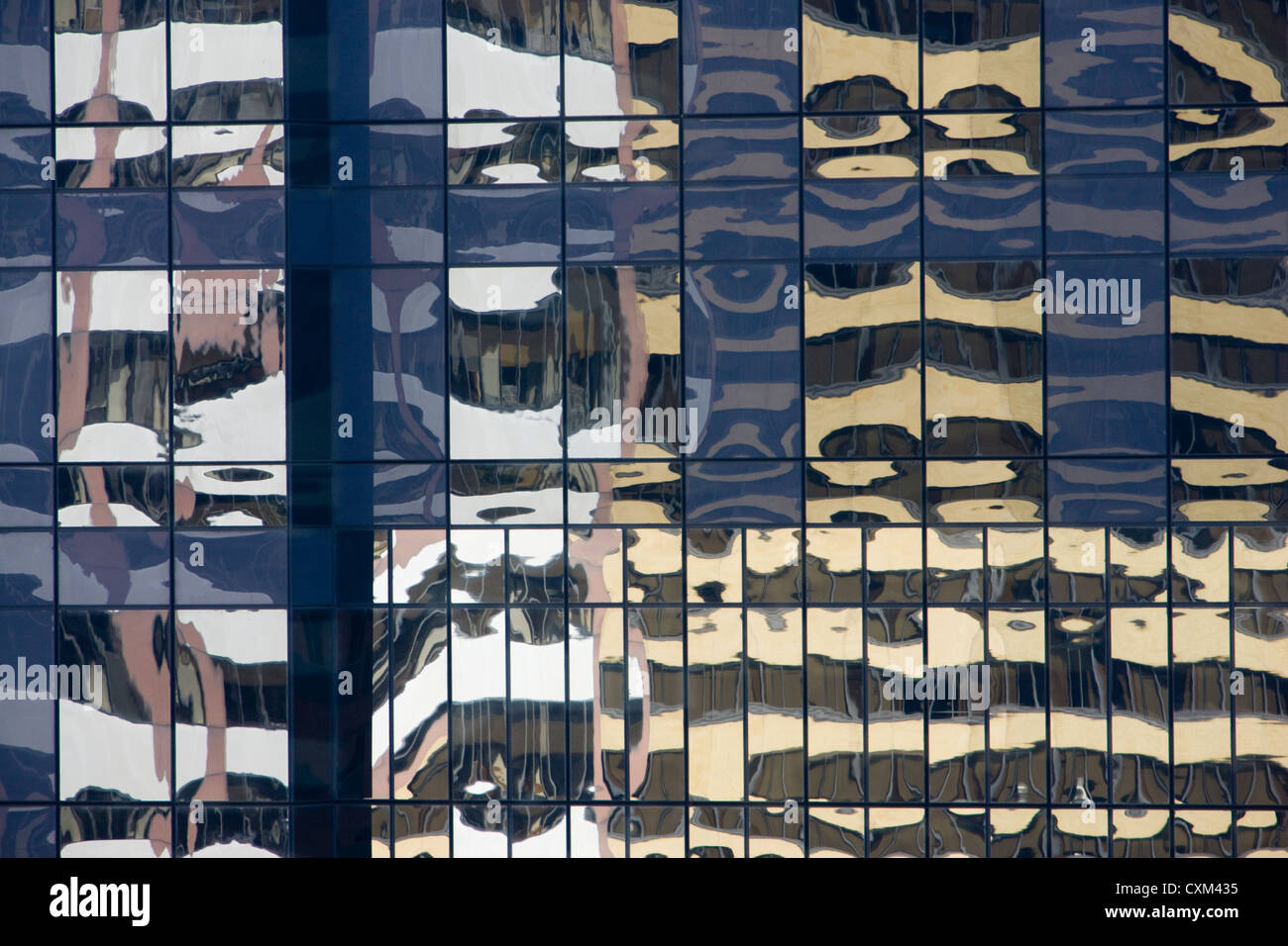 New York Wolkenkratzer spiegelt sich in den Fenstern eines Bürogebäudes Stockfoto