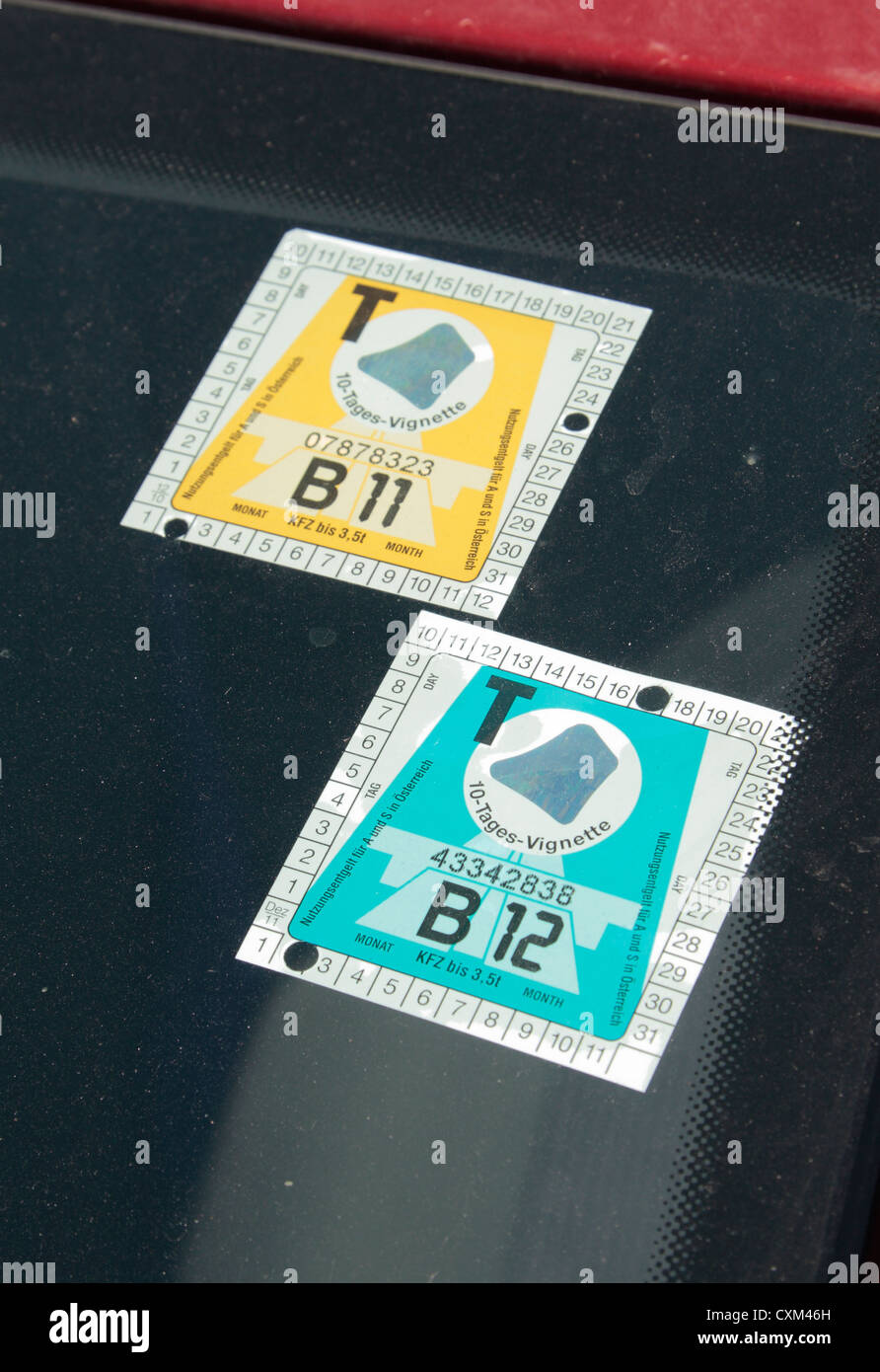 10 Tageskarten österreichische Autobahn (Autobahn-Vignetten) für ein Auto (B11 und B12) an einem Auto Windschutzscheibe in Wien, Österreich. Stockfoto