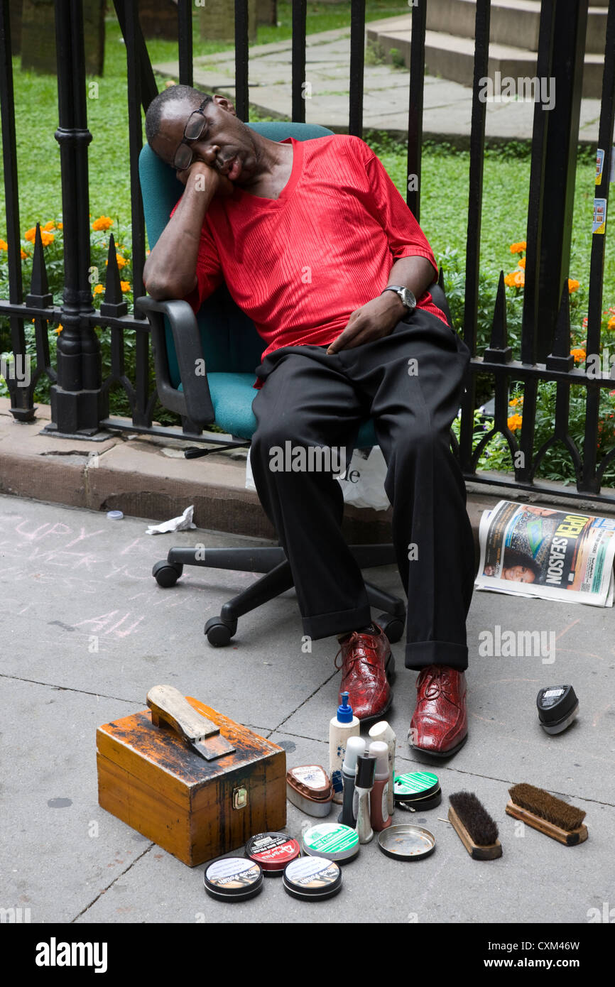 Shoe Shine Mann schlafend auf einem langsamen Tag in New York Stockfoto