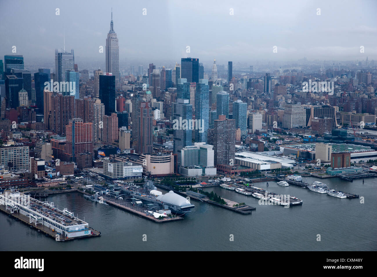 Die West-Piers von Manhattan mit Empire State Building im Hintergrund Stockfoto