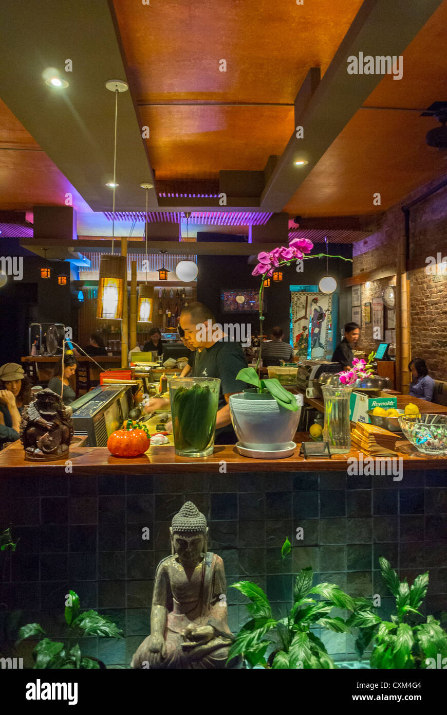 New York City, NY, USA, Inside Modern Japanese Restaurant Interior, man hinter Bar Preparing, in Lower East Side, Manhattan Stockfoto