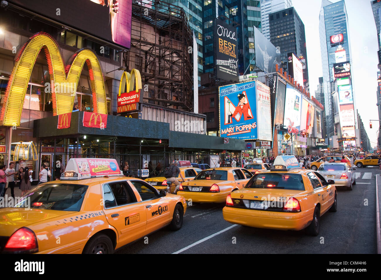 New York gelbe Taxis auf dem Times Square Stockfoto