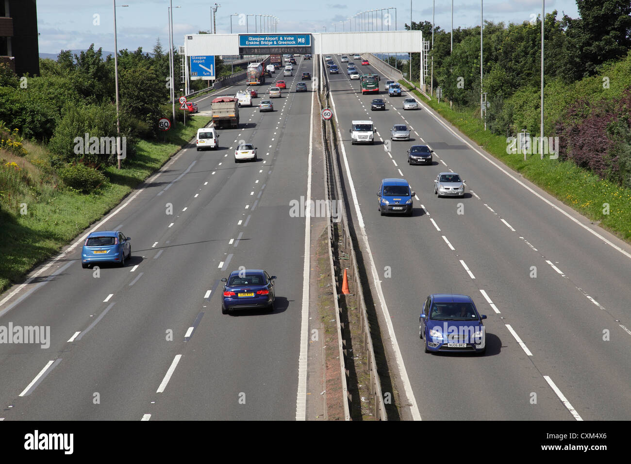 Verkehr auf der Autobahn M8 am White Cart Viaduct, Renfrewshire, Schottland, Großbritannien Stockfoto