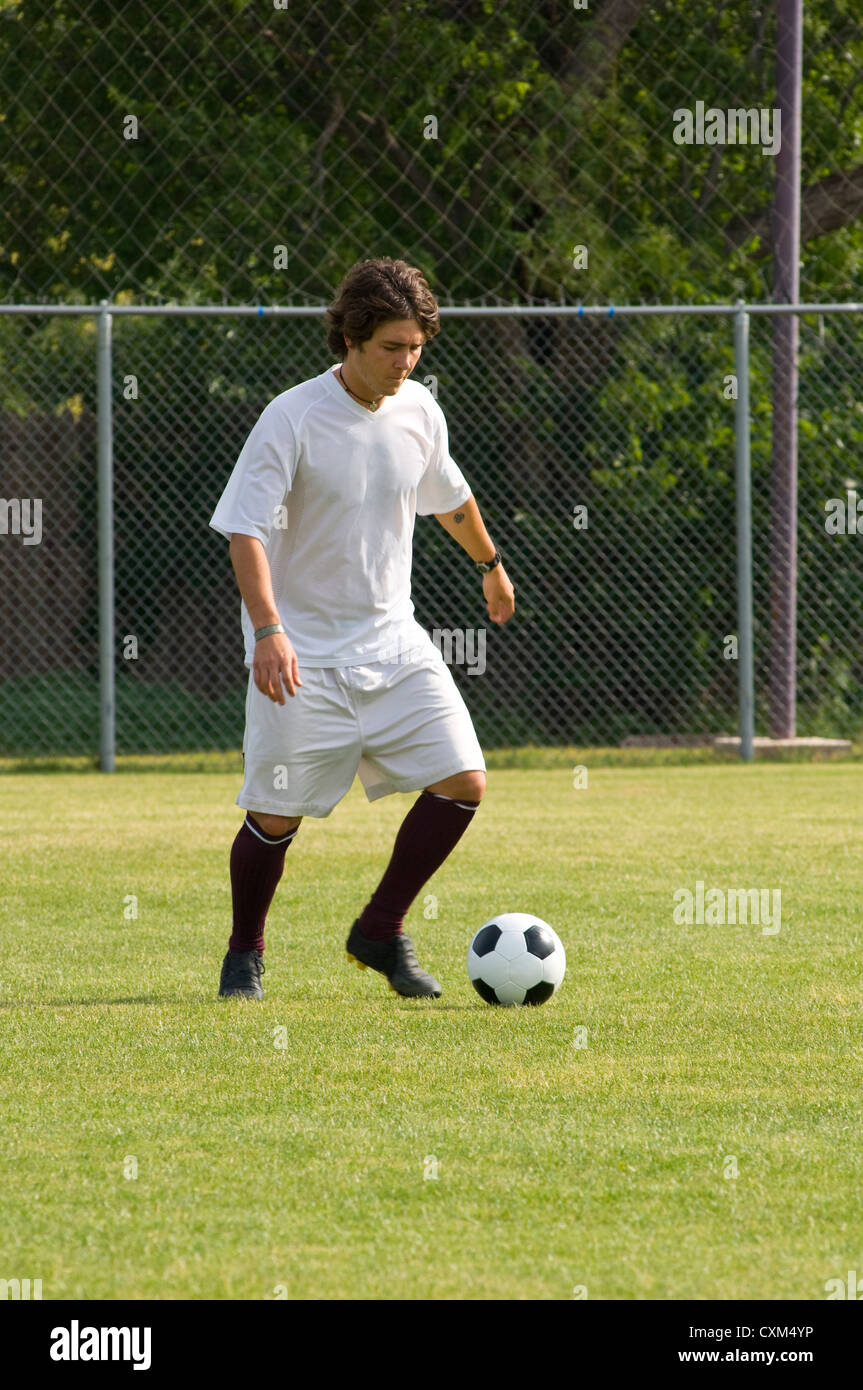 Fußball - Football-Spieler dribbeln/treten Fußball Stockfoto