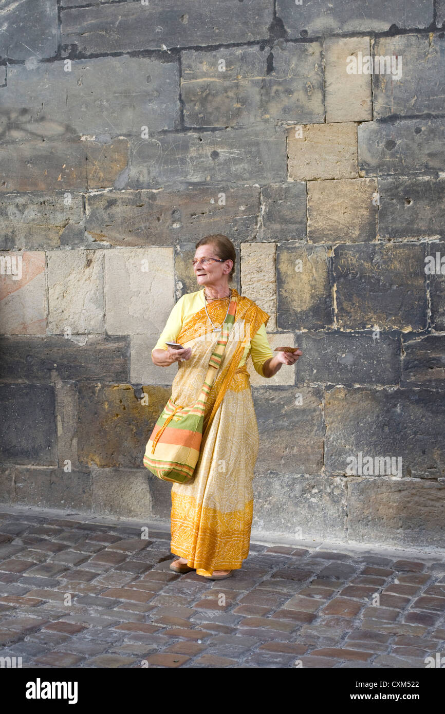 Hari Krishna Sängerin und Tänzerin auf der Karlsbrücke in Prag Stockfoto