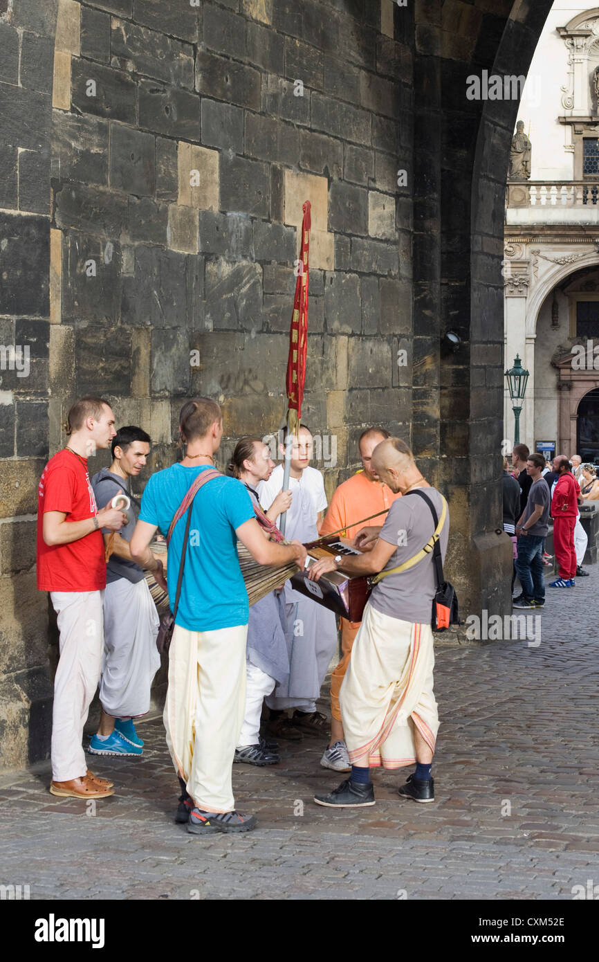 Hari Krishna Sängern und Tänzern auf der Karlsbrücke in Prag Stockfoto