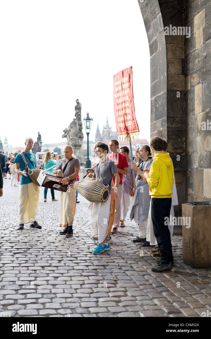 Hari Krishna Sängern und Tänzern auf der Karlsbrücke in Prag Stockfoto