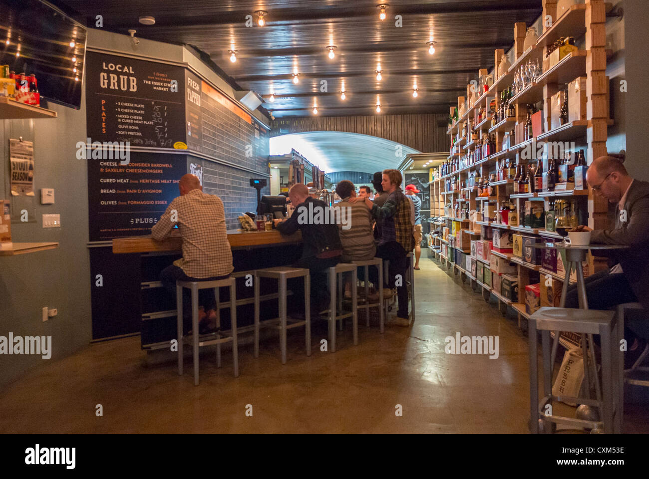 New York City, NY, USA, People Inside, Beer Bar in Old NYC Tenement Building in the, Lower East Side, Manhattan, Tavern Scenes, lokale Bar innen Stockfoto