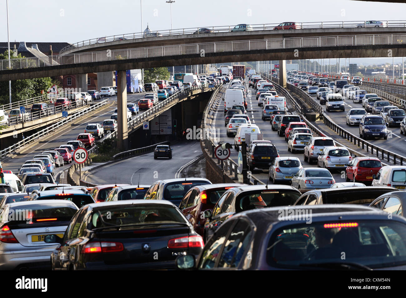 Ein Stau auf der Autobahn M8 und Kingston Bridge Zufahrtsstraßen im Stadtzentrum von Glasgow, Schottland, Vereinigtes Königreich Stockfoto