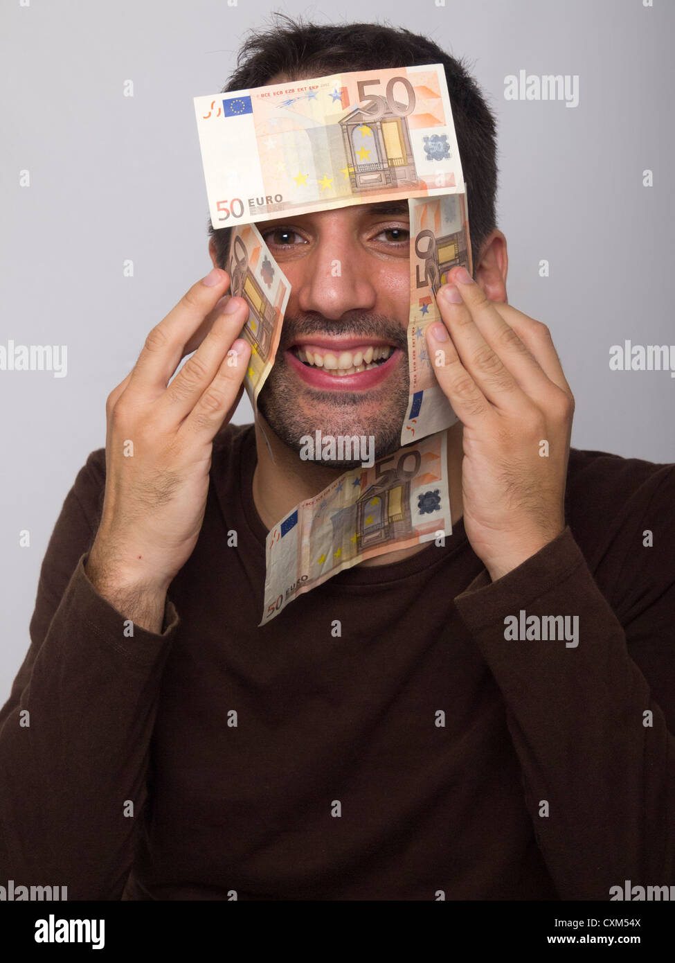 Glücklicher junger Mann mit Geld (Euro-Scheine) Stockfoto