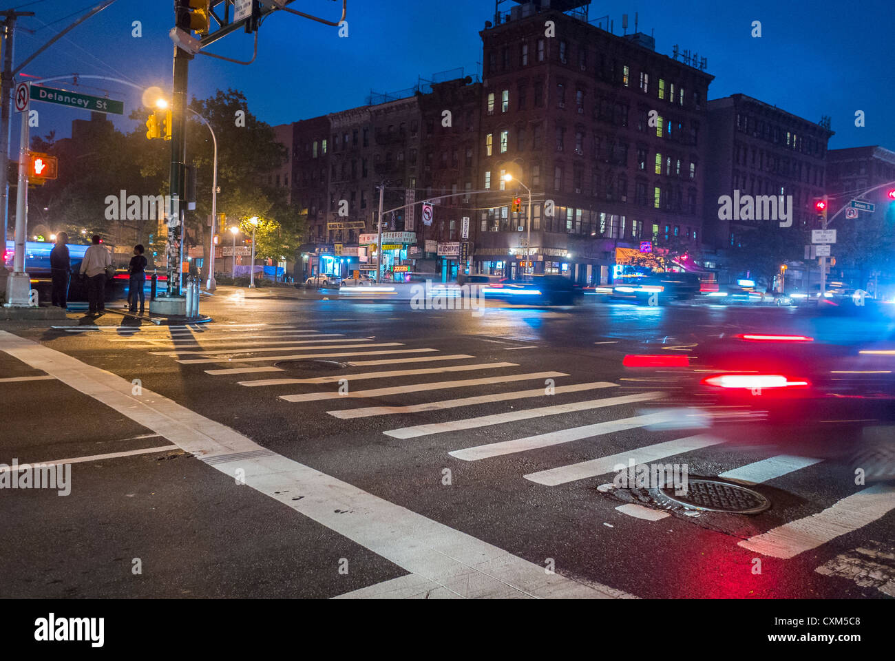 New York City, NY, USA, Straßenszenen, Nacht, Verkehr, Lower East Side, Manhattan, Crosswalk, Stadtfarbe Stockfoto