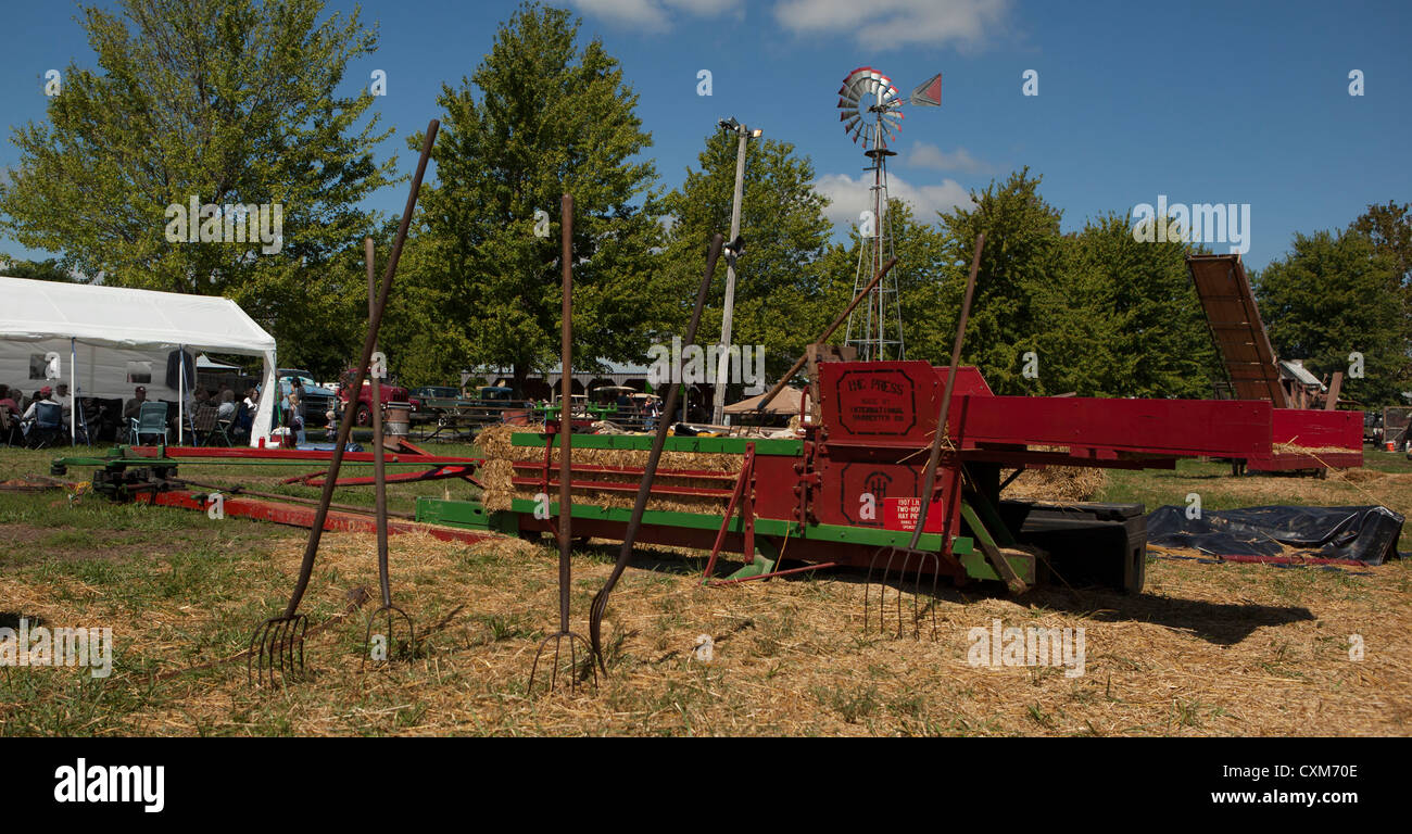 Eine 1907 Pferd angetrieben International Harvester Heu Ballenpressen auf antiken Farm Show, ländlichen Daviess County Indiana Amerika. Stockfoto