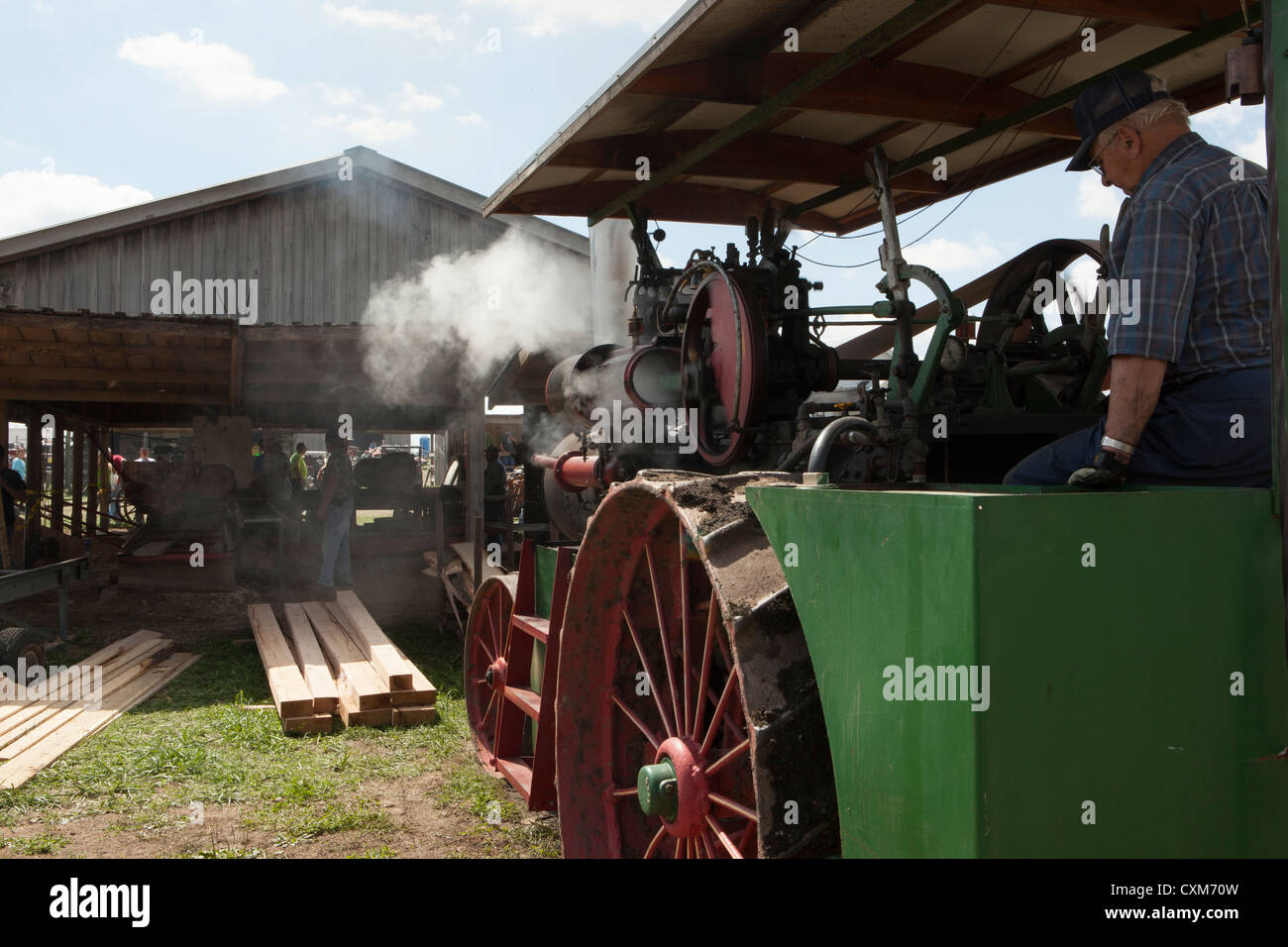 1920 Aultman-Taylor 20 PS Einzylinder Dampfmaschine ein Sägewerk in Betrieb. White River Valley Antique Show, ländlichen Indiana USA Stockfoto