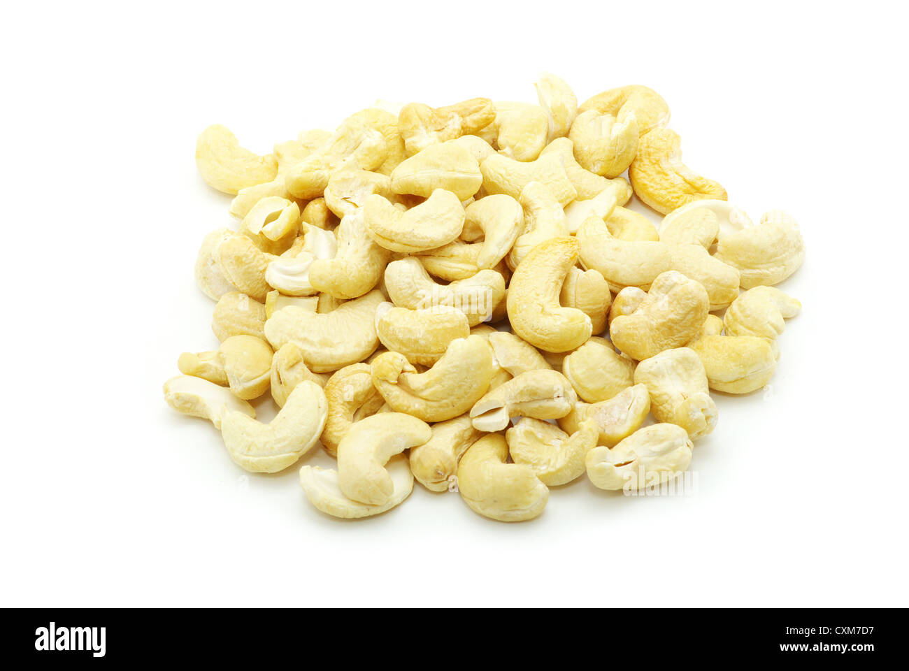 Haufen von gerösteten Cashew-Nüssen in isolierten weißen Hintergrund Stockfoto
