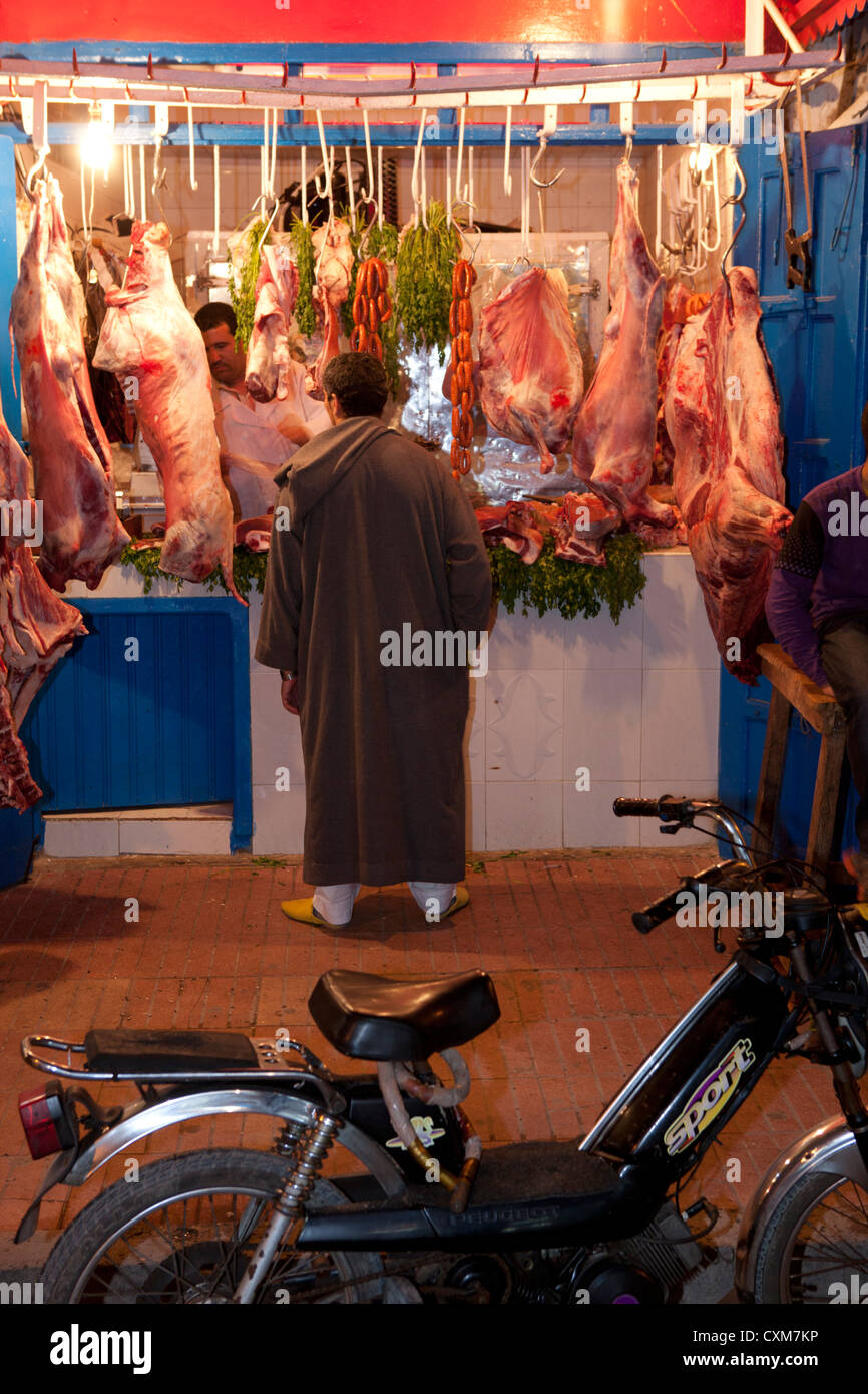 Metzgerei mit Fleisch hängen vor, Essaouira, Marokko Stockfoto