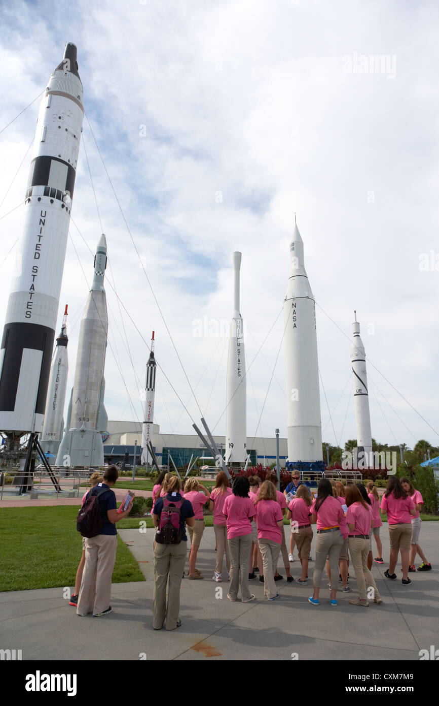 Schule Gruppe nehmen Führung durch Rocket Garden am Kennedy Space Center, Florida USA Stockfoto