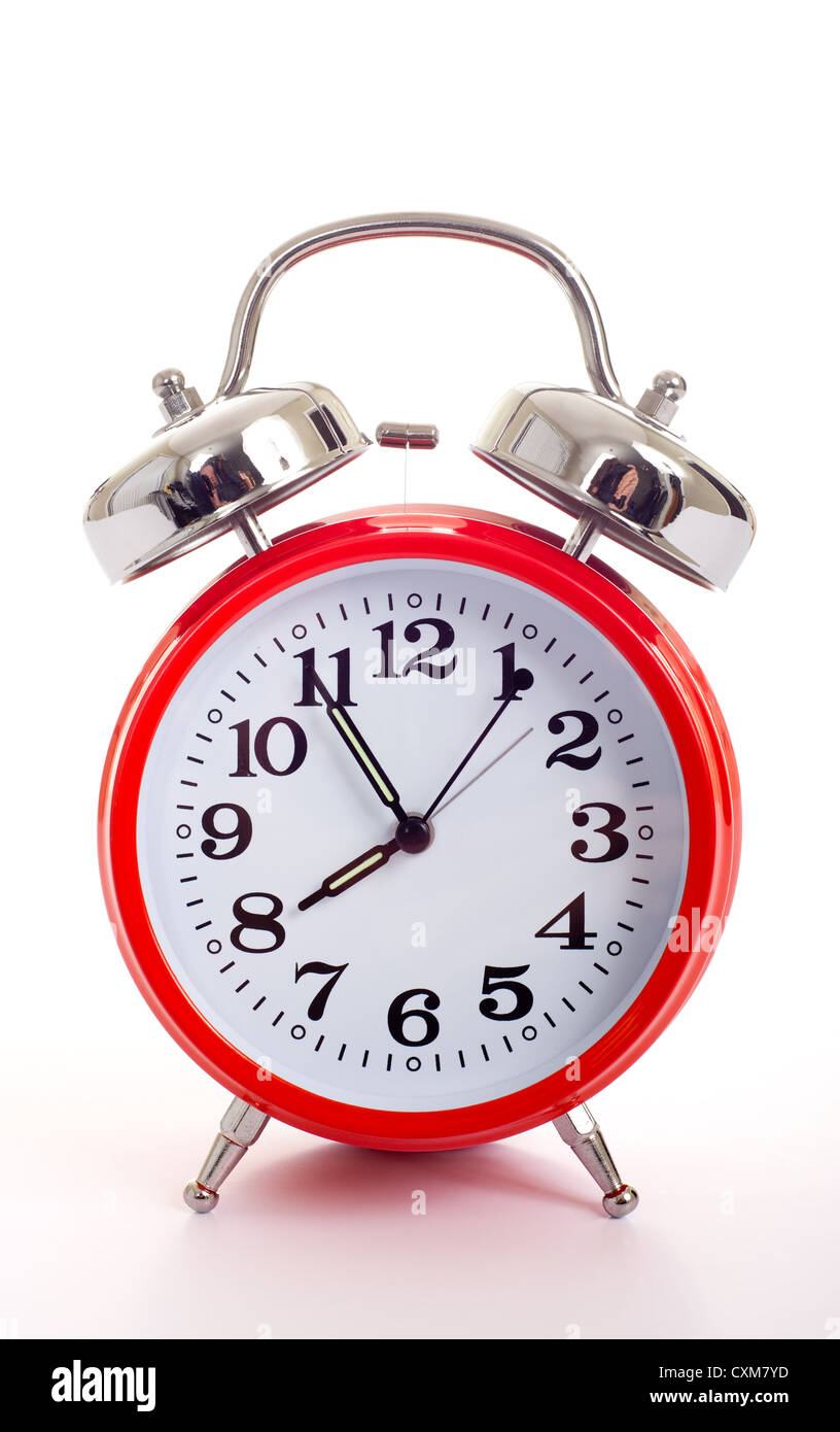 Roter Wecker auf weißem Hintergrund Stockfoto