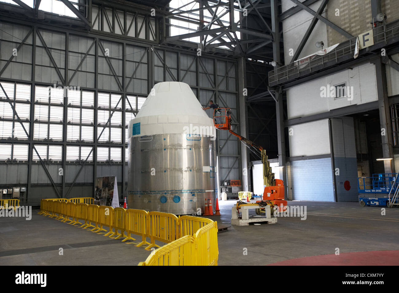 Innenraum des Fahrzeugmontagegebäudes mit Modell des nasa orion Kommandos und Service Modules nasa artemis Programm Kennedy Space Center Stockfoto Innenraum des Fahrzeugmontagegebäudes mit Modell des nasa orion Kommandos und Service Modules nasa artemis Programm Kennedy Space Center Stockfoto