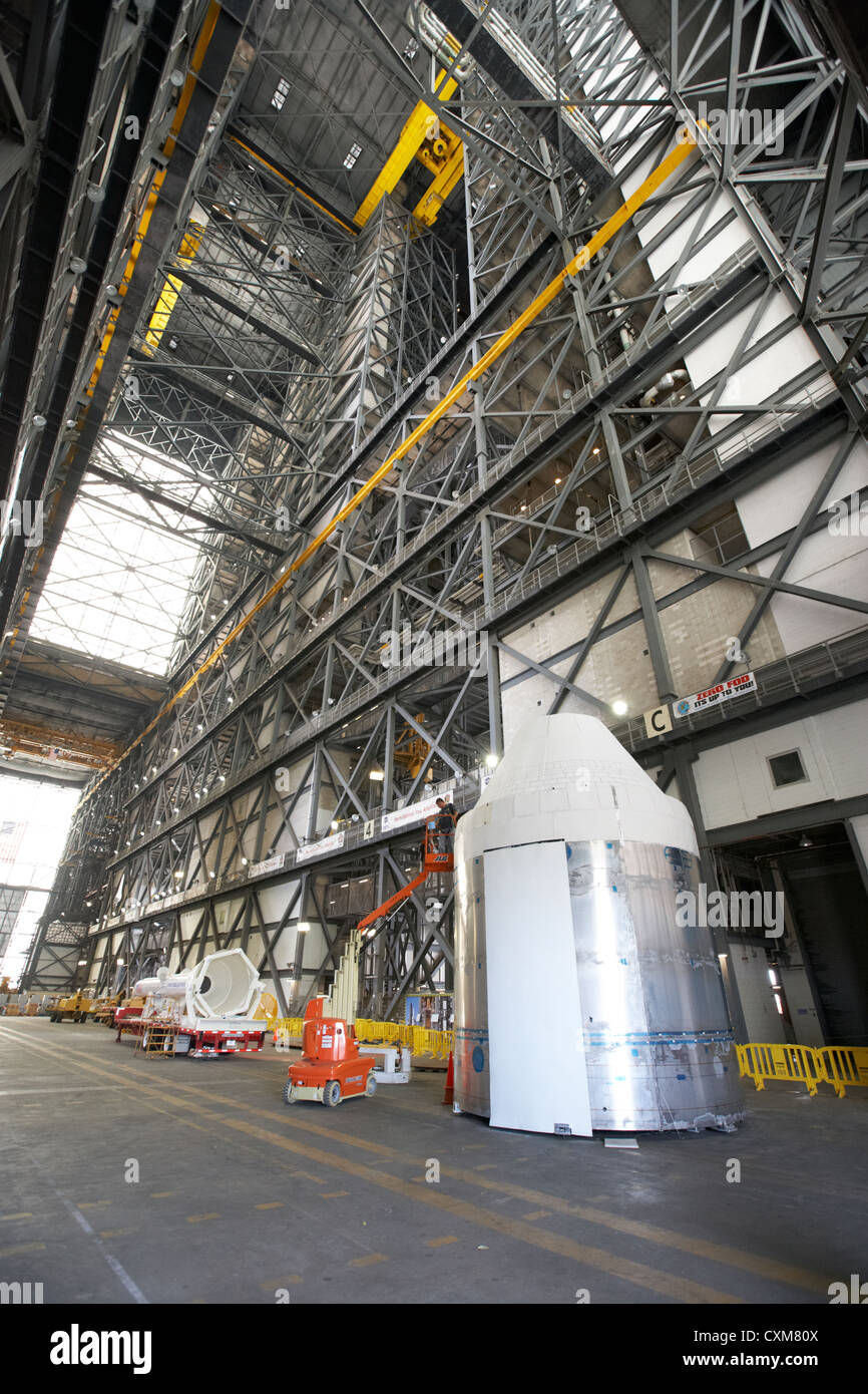 Worker arbeitet an einem Modell des nasa orion-Kommandos- und Servicemoduls im Fahrzeugmontagegebäude Kennedy Space Center Stockfoto Worker arbeitet an einem Modell des nasa orion-Kommandos- und Servicemoduls im Fahrzeugmontagegebäude Kennedy Space Center Stockfoto