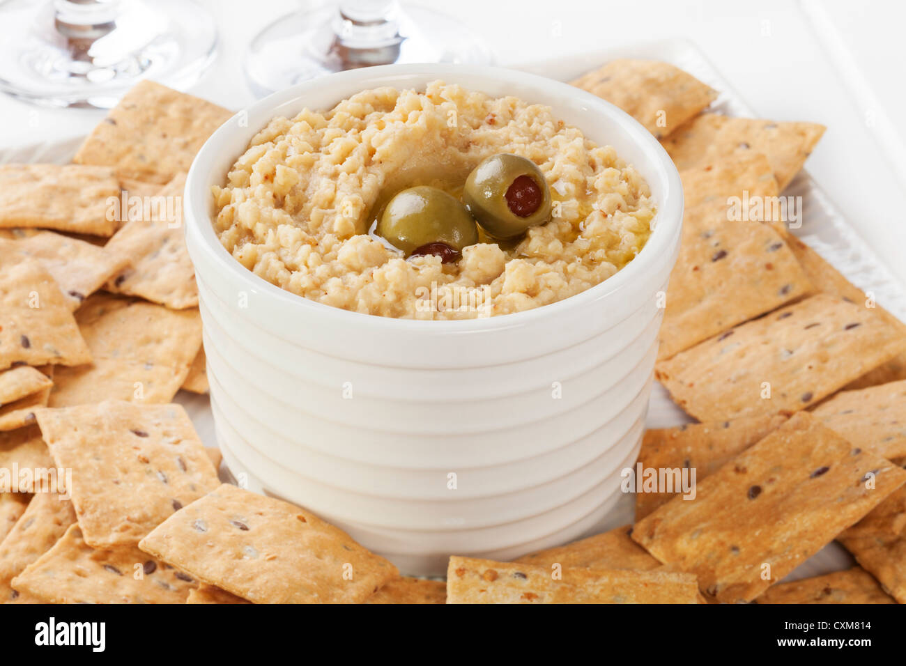 Hummus serviert mit Crackern. Kalorienarme Version mit weniger Öl. Stockfoto