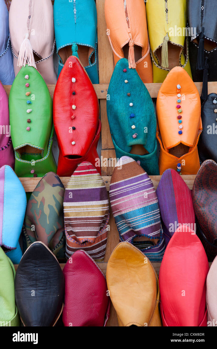 Wand-Display des marokkanischen bunten Pantoffeln Balgha Babouche Marrakesch, Marokko Stockfoto
