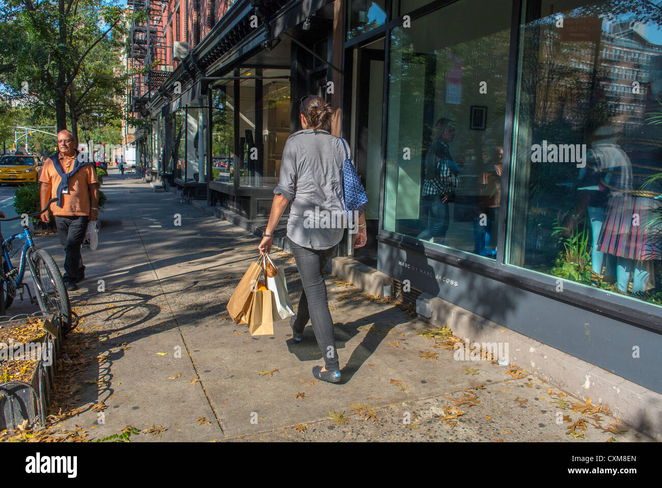 New York City, NY, USA, Straßenszenen, Menschen in Greenwich Village, Manhattan, Frau, die mit Einkaufstaschen davonläuft, Stadtviertel, Mode Stockfoto
