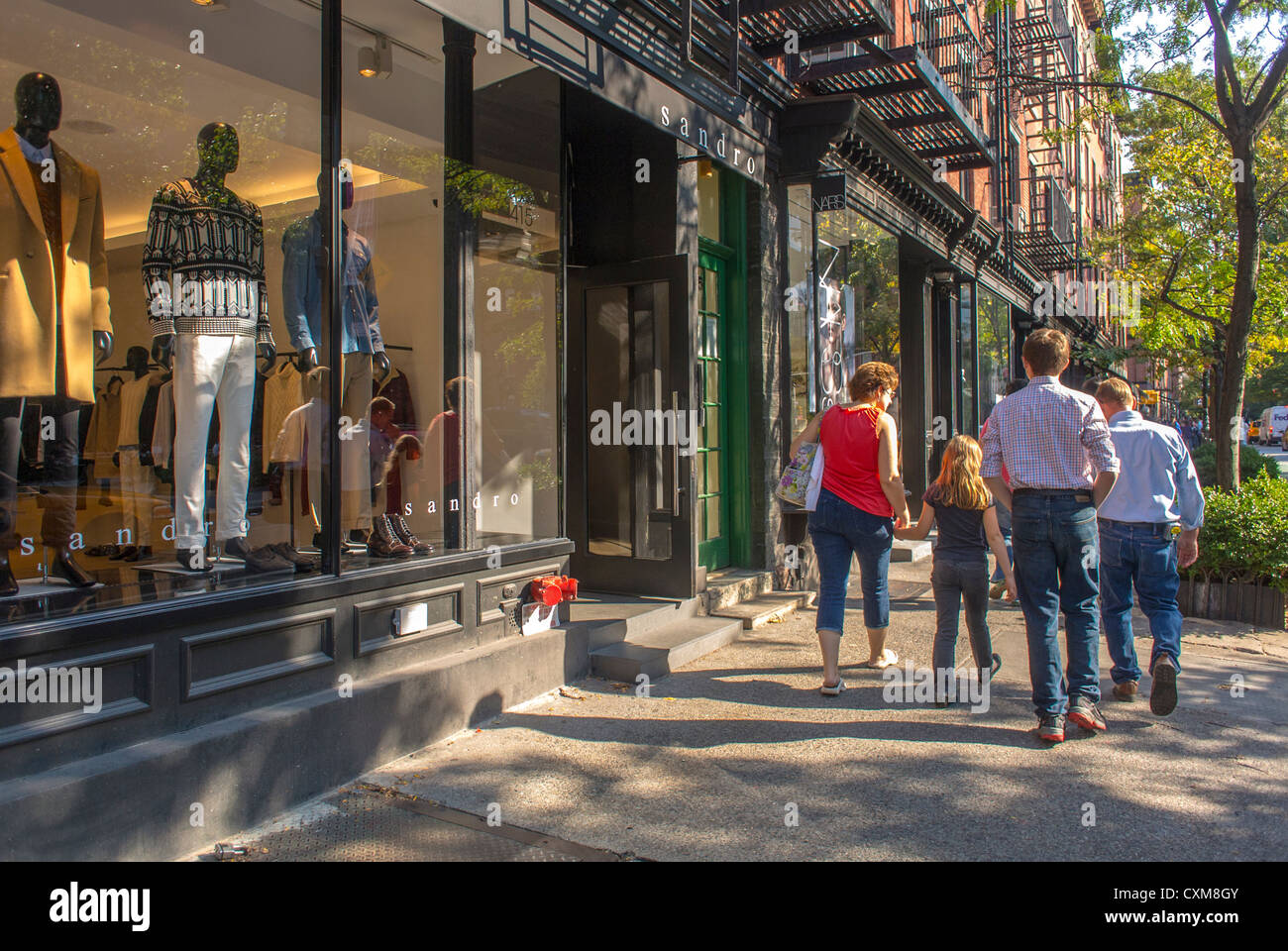 New York City, NY, USA, Straßenszenen, Leute Shopping auf der Bleecker Street, in Greenwich Village, Manhattan, Urban Walking, new york Street, Blue Jeans, Mama shoppt mit Tochter Stockfoto