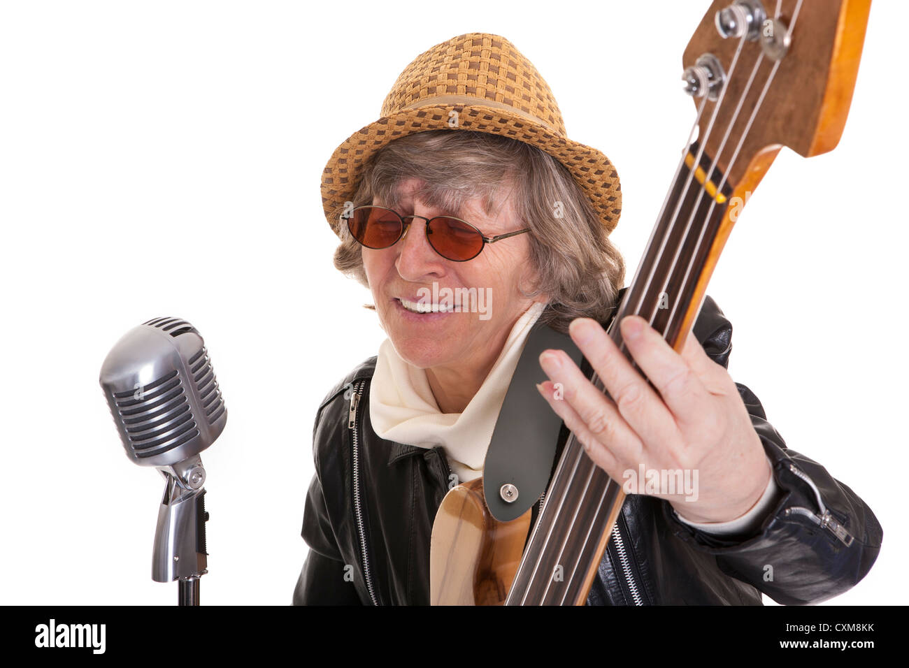 leitende Person mit base e-Gitarre und Mikrofon Stockfoto