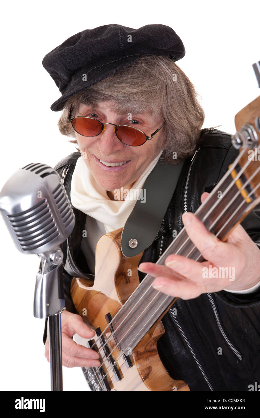 ältere Frau mit Gitarre und Retro Stil Mikrofon auf weißem Hintergrund Stockfoto