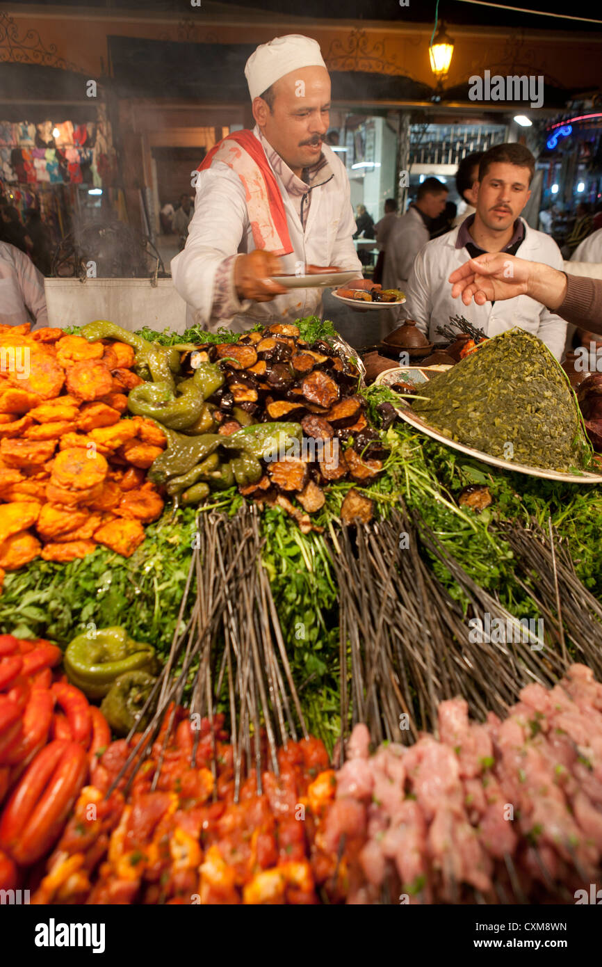 Platz Jamaa el Fna in Marrakesch, Marokko Stände Hähnchen mariniert Fleisch Gemüse Grill Spieße Kebab billig isst Essen Stockfoto