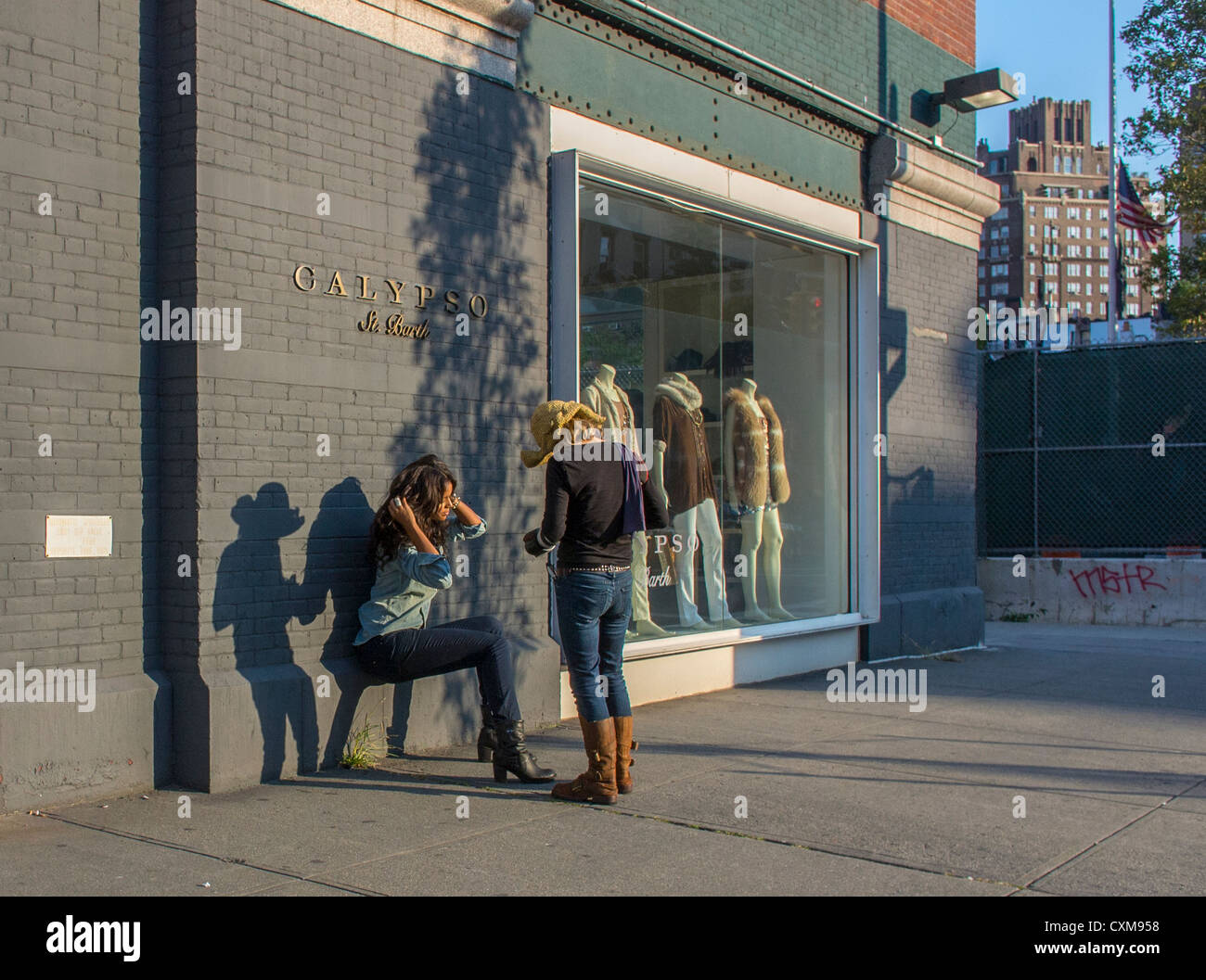 New York City, NY, USA, Straßenszenen im Meatpacking District, Frau Fotografin und ihr Model sprechen, Frauen nyc Stockfoto