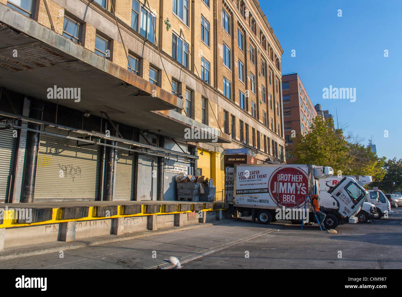New York City, NY, USA, Straßenszenen im Meatpacking District, Meat Factory Trucks Parkplatz, Lagergebäude Stockfoto