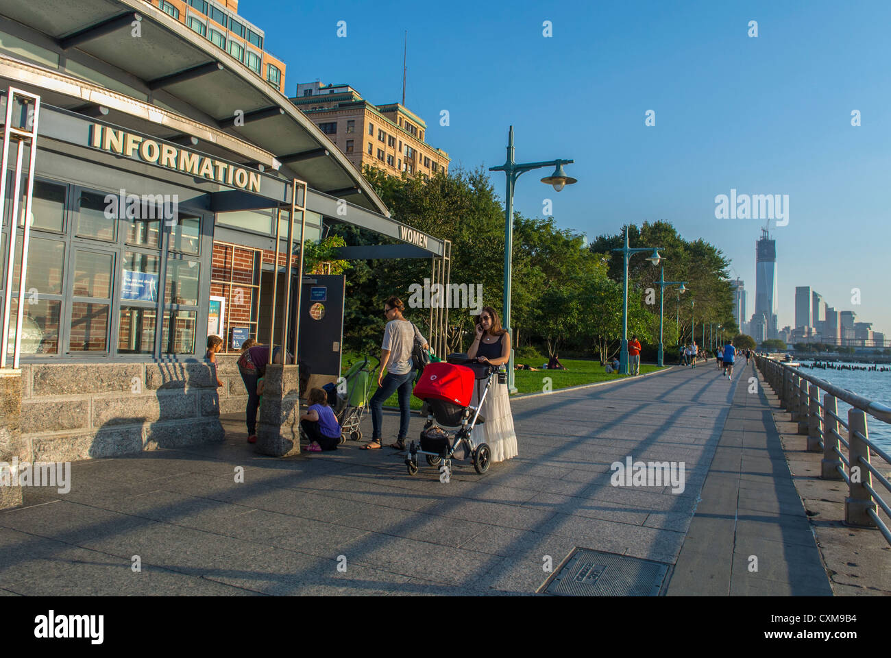 New York City, NY, USA, Weitwinkelblick, Straßenszenen im Meatpacking District, Menschen genießen die Wasserfront des Hudson River Park Stockfoto