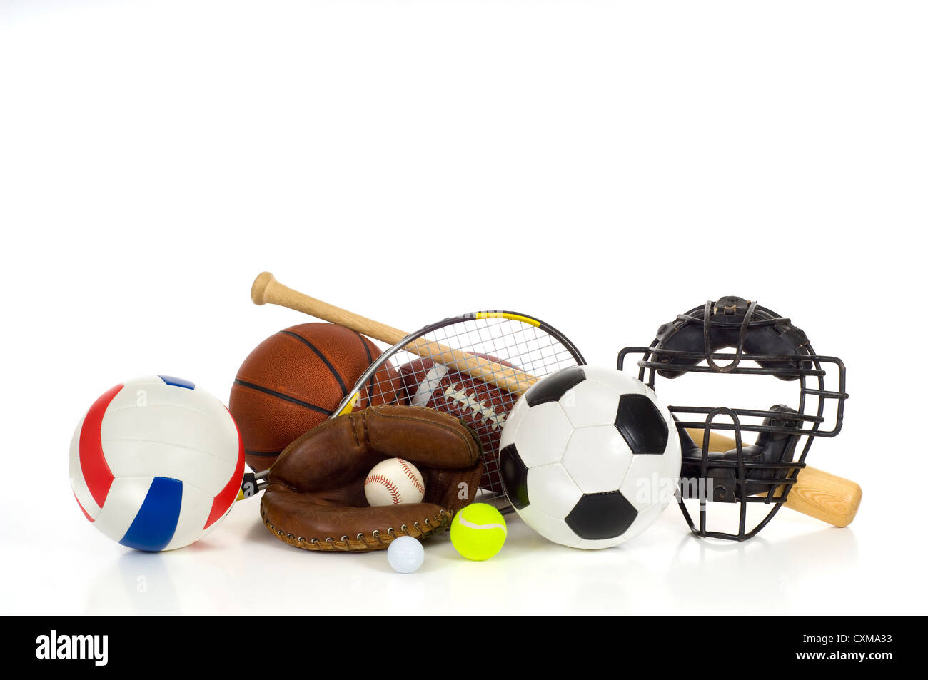 Verschiedene Sportgeräte einschließlich ein Volleyball, Basketball, Fußball, Baseball, Golfball, Tennisball und Fledermaus Stockfoto