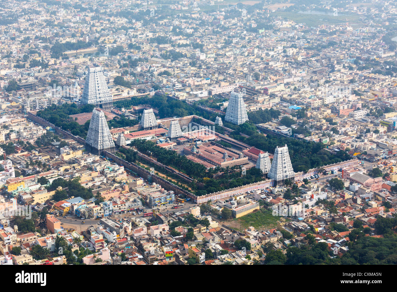 Hindu-Tempel und indische Stadt Luftbild. Arulmigu Arunachaleswarar Tempel, Tiruvannamalai, Tamil Nadu, Indien Stockfoto