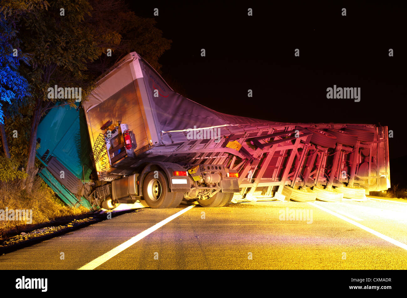 Umgestürzter LKW Absturz. Nacht Foto Stockfoto