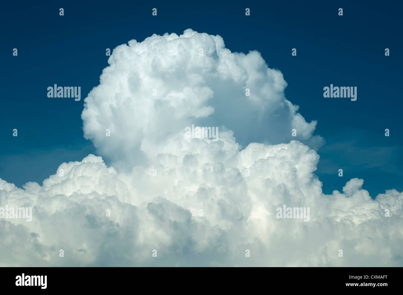 Weiße dramatische Wolken am blauen Himmel Hintergrund Stockfoto