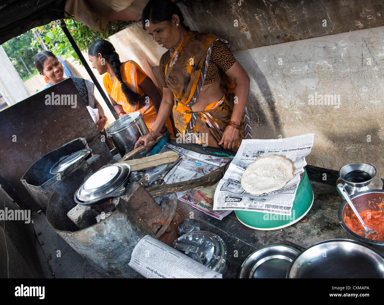 Indische Frau Kochen Dosa für Menschen auf der Straße. Andhra Pradesh, Indien Stockfoto