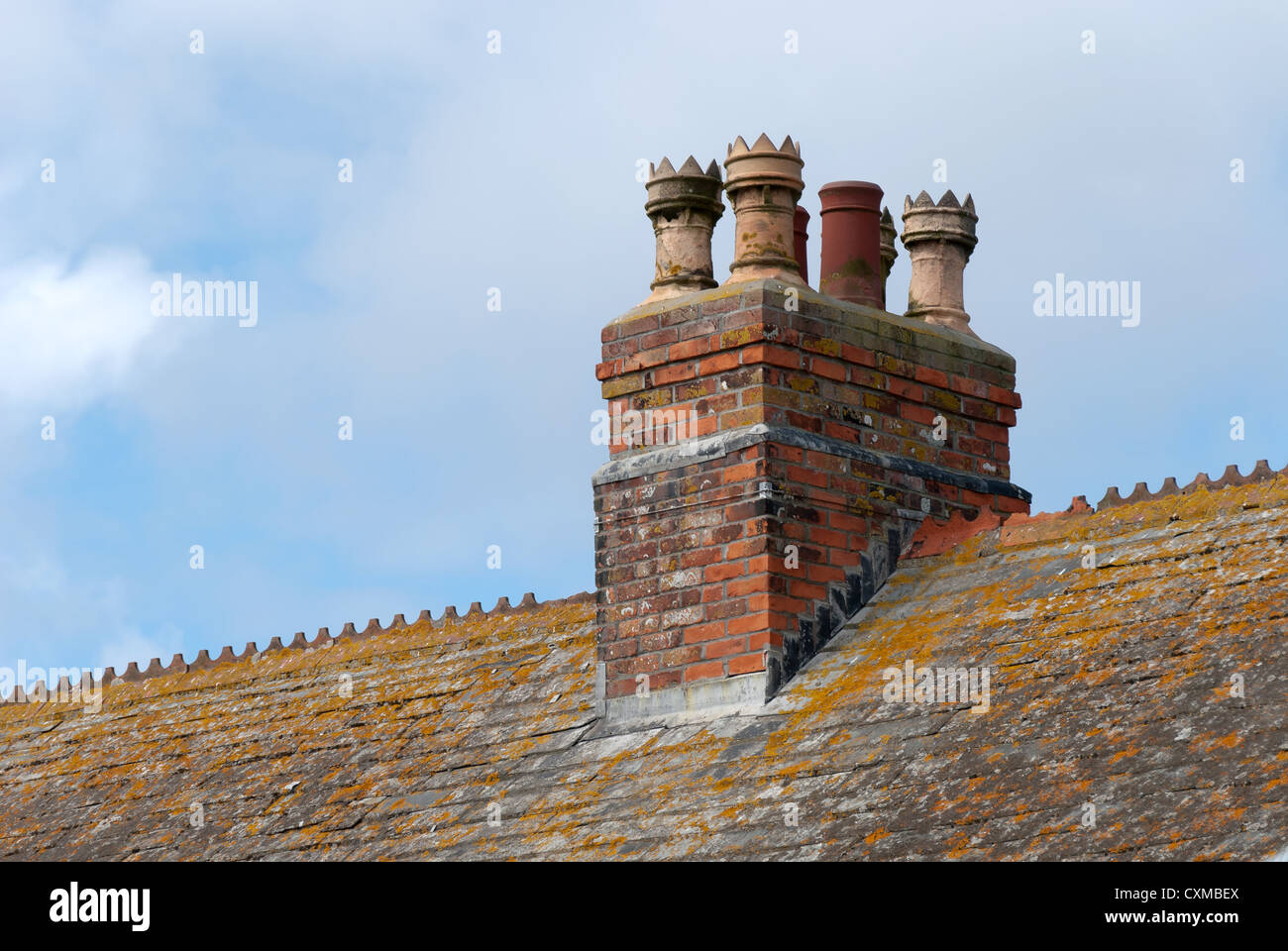 Schornstein auf dem Dach eines Hauses in Cornwall Stockfoto