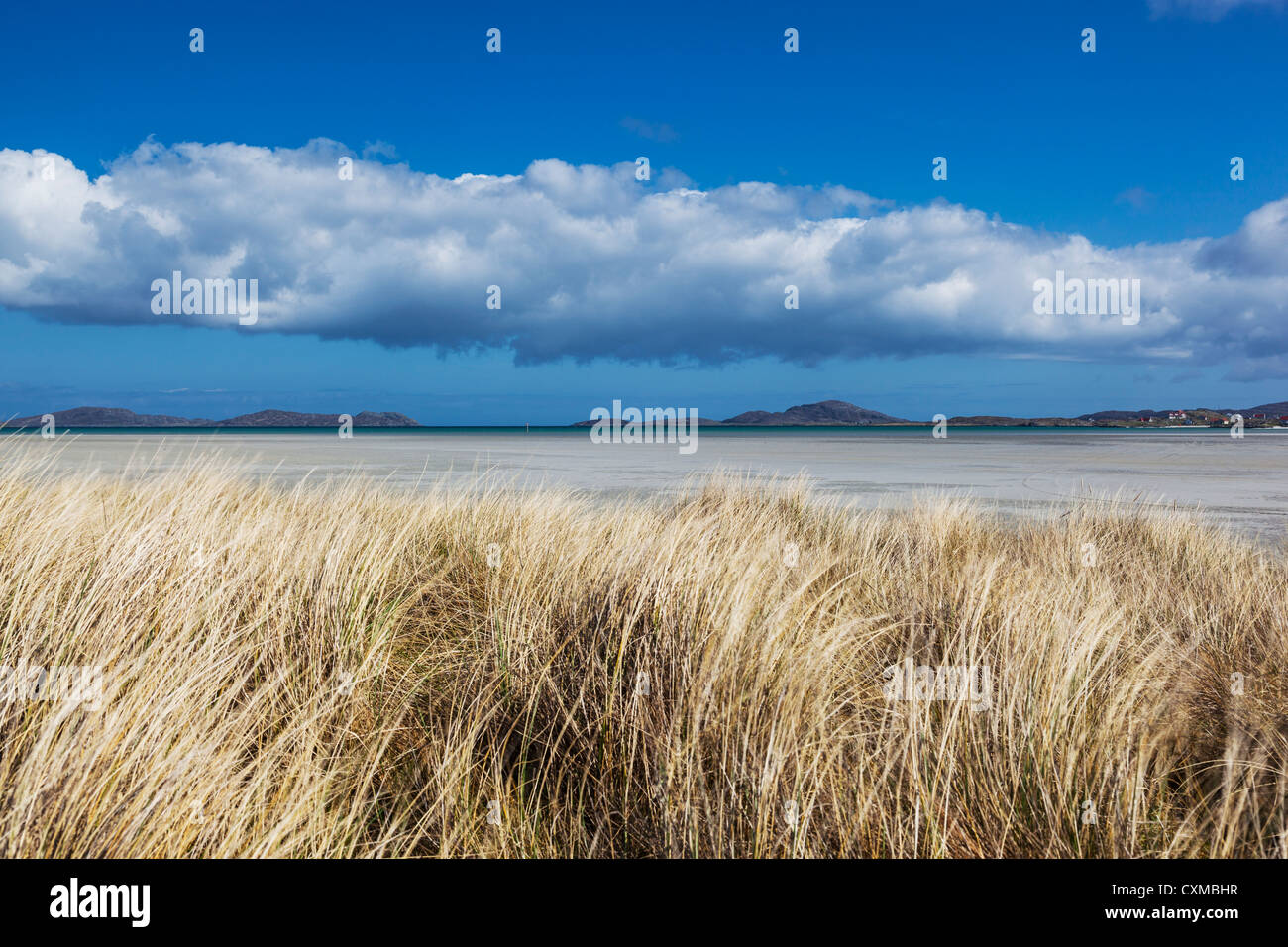 Blick auf Traigh Mhor hinter Maram Rasen bedeckt Sanddünen, Barra, äußeren Hebriden, Schottland, Vereinigtes Königreich Stockfoto