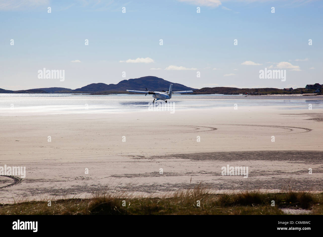 Eine kleine Passagierflugzeug landet auf dem Sand Flughafen Barra Barra, äußeren Hebriden, Schottland, Vereinigtes Königreich Stockfoto