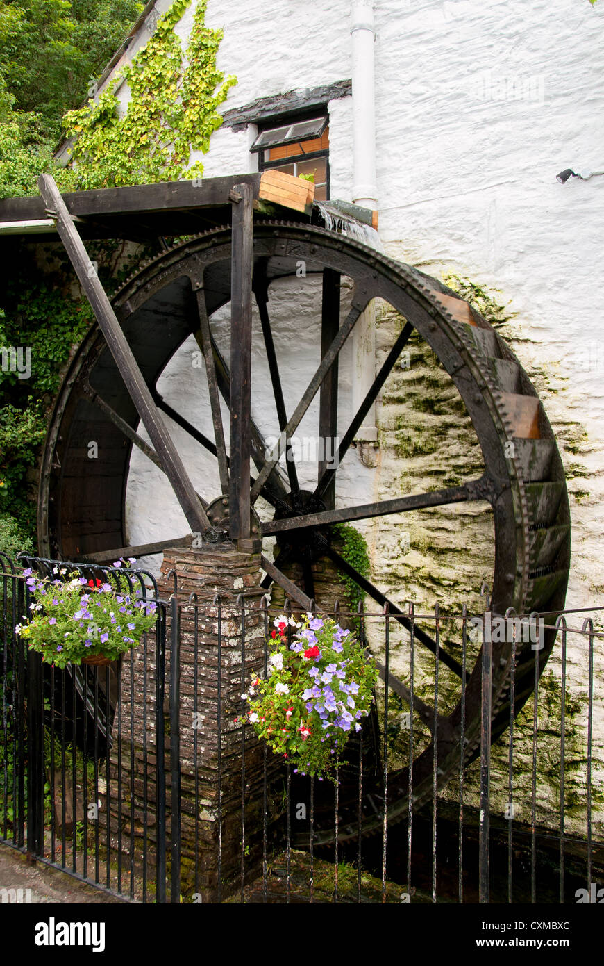 alte Wassermühle in Polperro in Cornwall Stockfoto