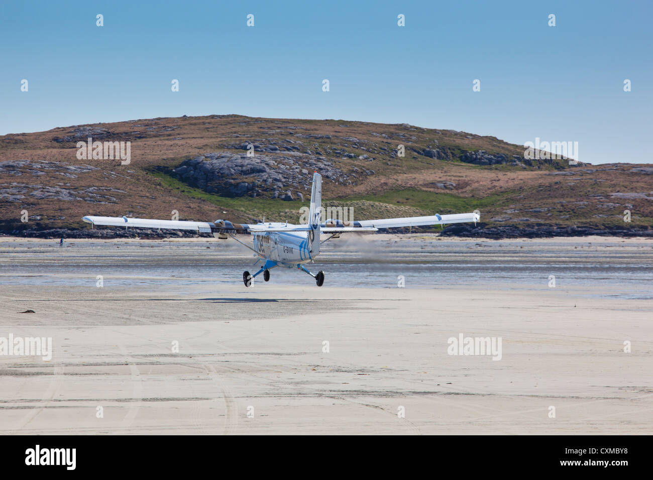 Flugzeug abheben von der Startbahn Strand an der Barra Airport, Isle of Barra, äußeren Hebriden, Schottland, Großbritannien Stockfoto