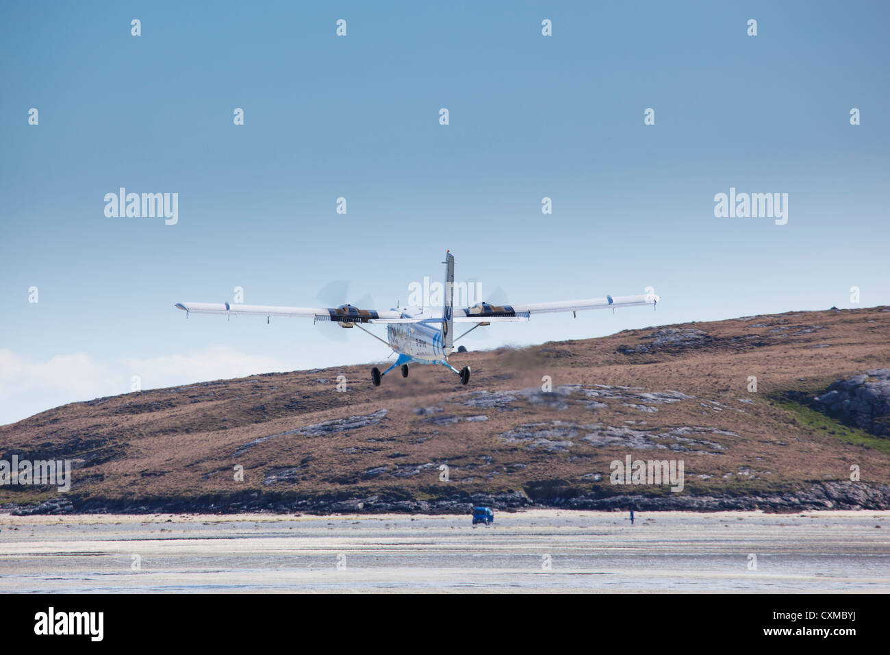 Flugzeug abheben von der Startbahn Strand an der Barra Airport, Isle of Barra, äußeren Hebriden, Schottland, Großbritannien Stockfoto