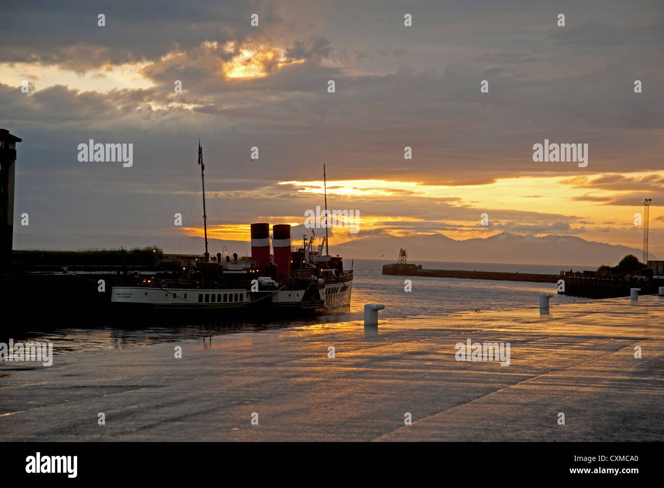 Sonnenuntergang über Ayr Hafen und der Waverly Raddampfer auf dem Firth of Clyde, Schottland.   SCO 8600 Stockfoto
