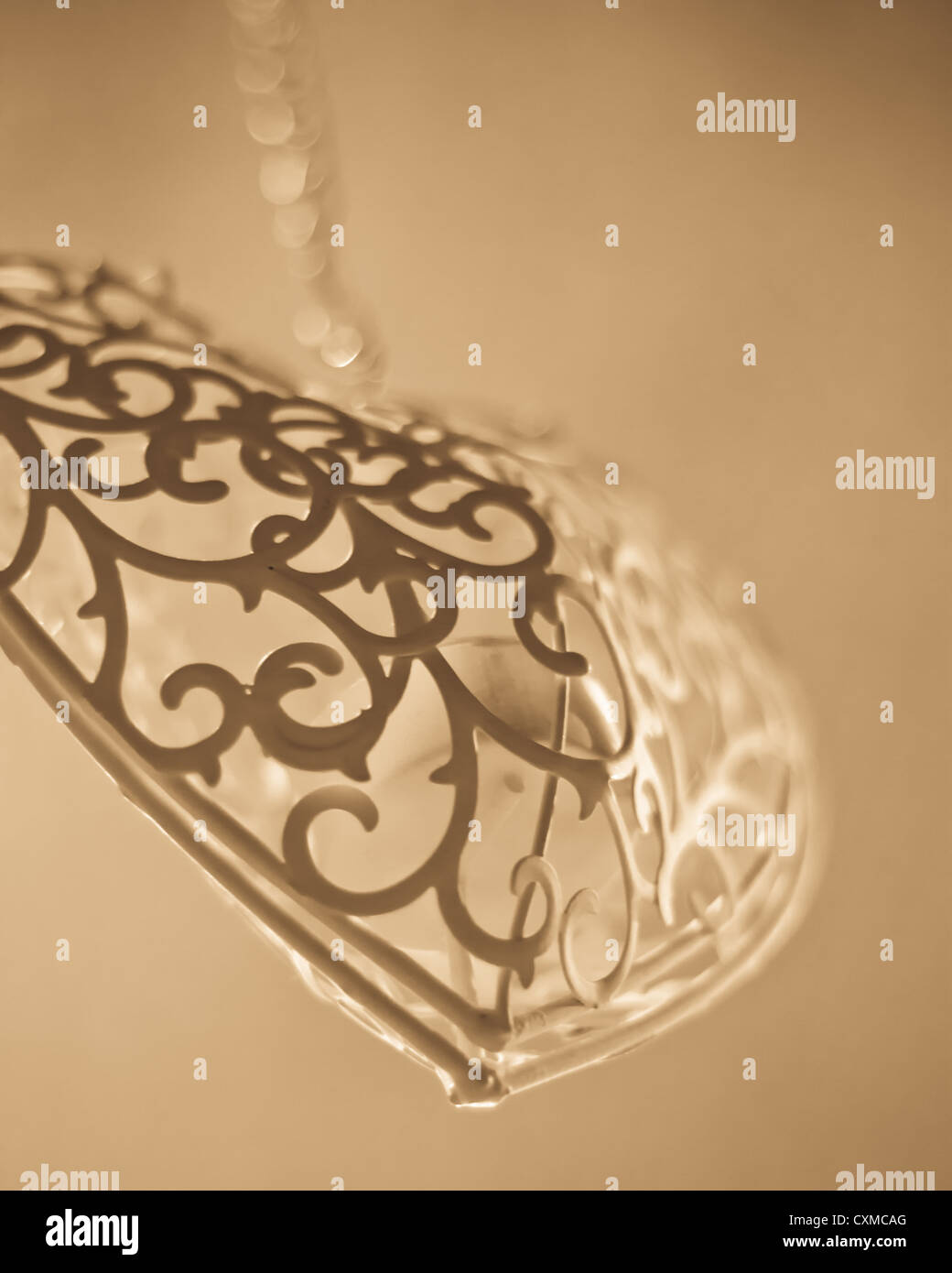 Ein Draht Liebe Herz hängt an einer Änderung Stockfoto