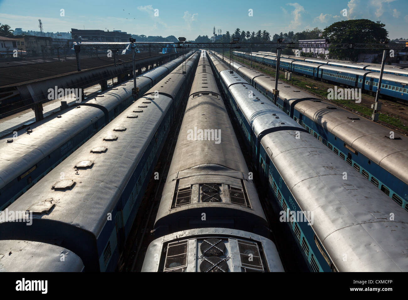 Züge am Bahnhof. Trivandrum, Kerala, Indien Stockfoto