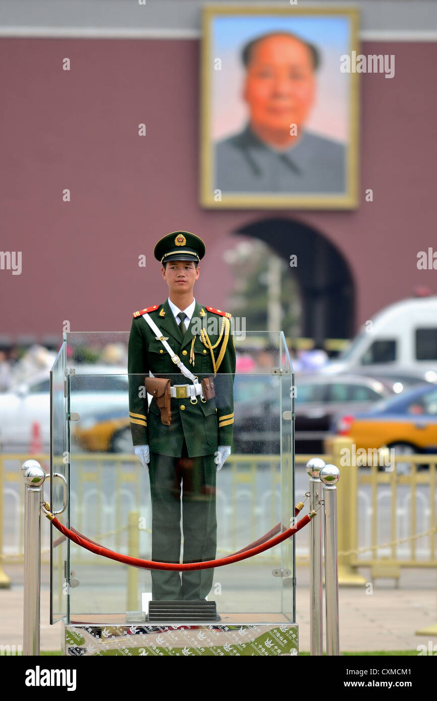 Strammstehen in dem Tiananmen-Platz mit großen Mao-Porträt im Hintergrund zu schützen. Stockfoto